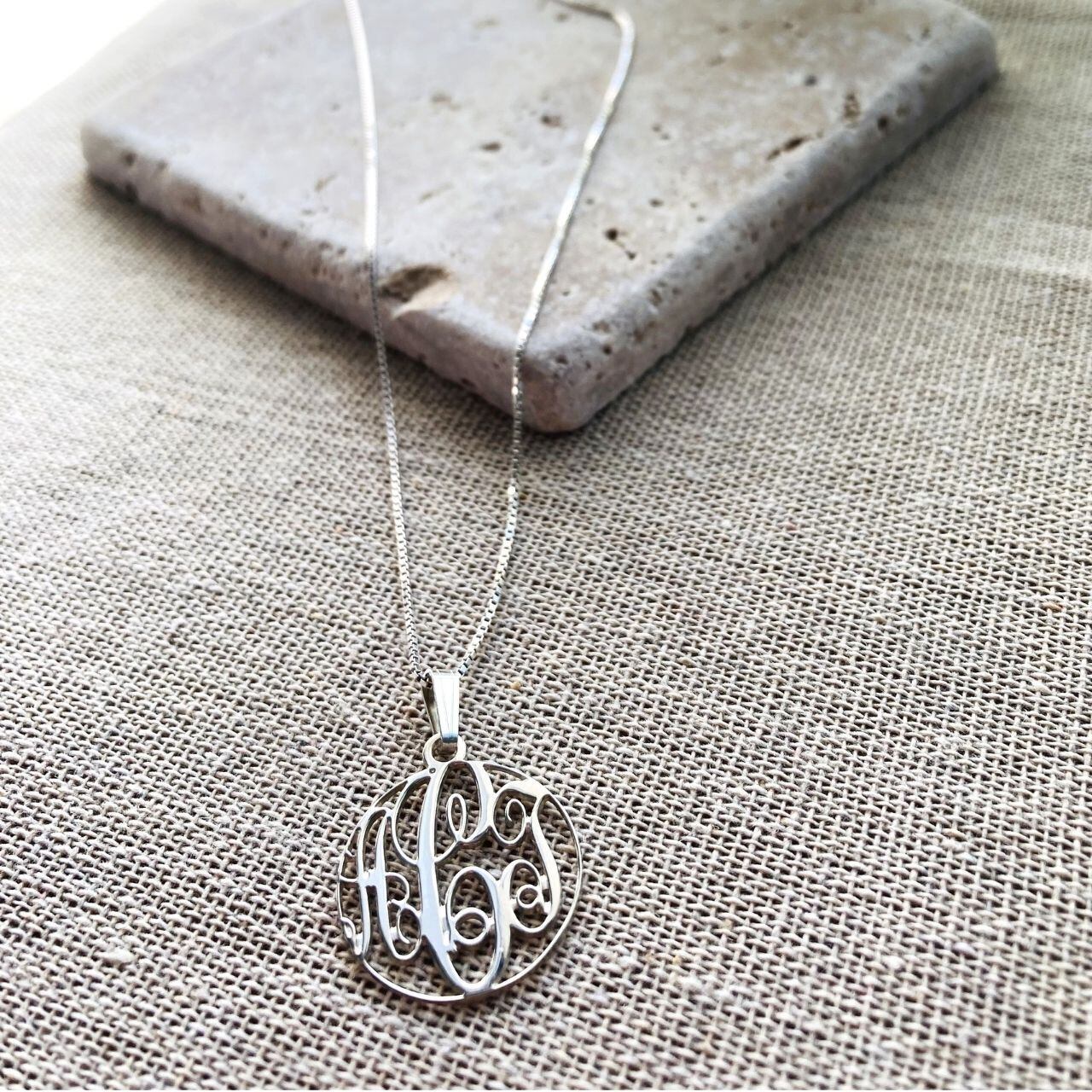 Circle Monogram Necklace (SV)【XS】~お好きな3アルファベットを彫刻可能~