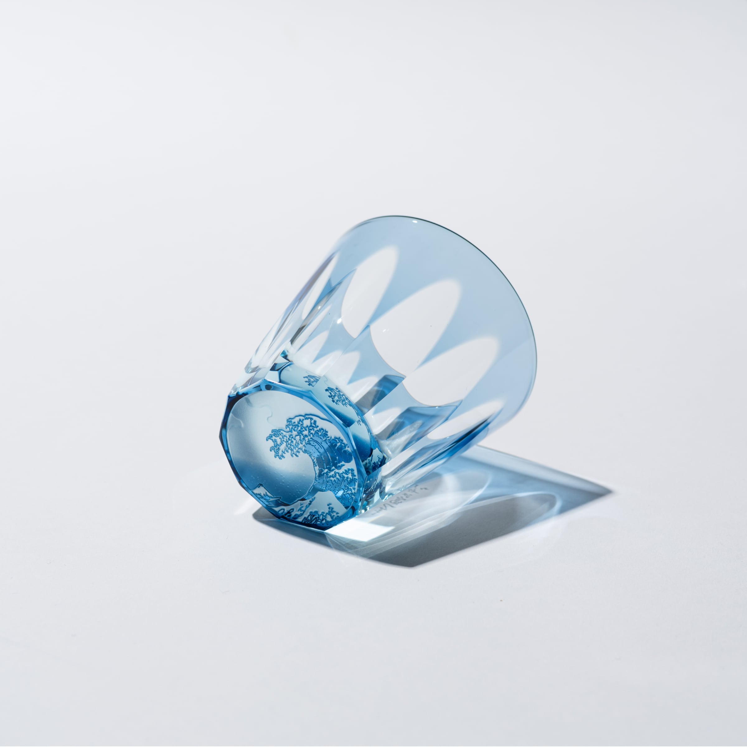 浪裏（北斎）（インディゴ×ライトブルー）大サイズ | 椎名切子（GLASS