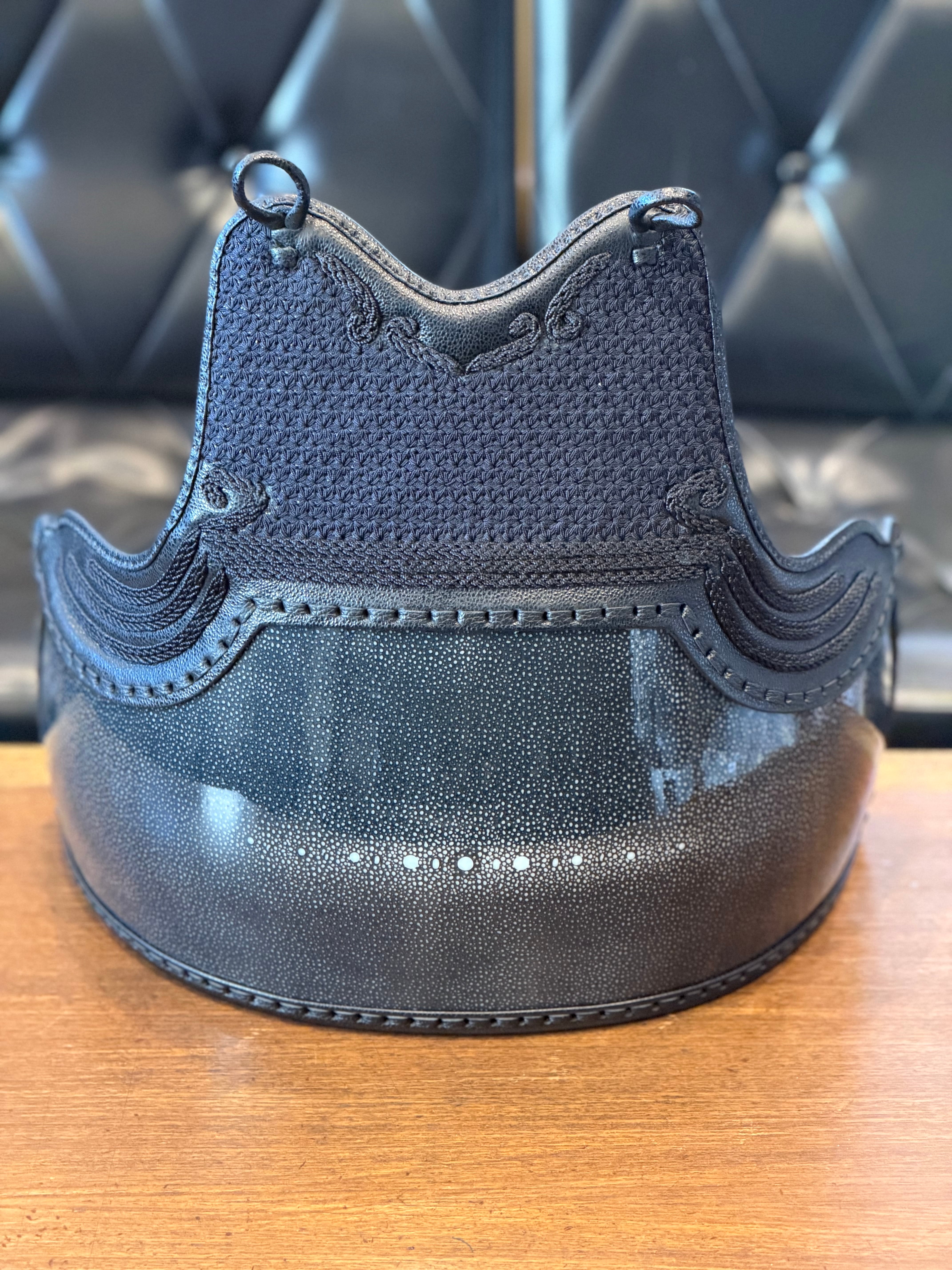 【✨予約販売✨】【勝色✨もはや芸術✨限定大特価‼️】【胸M.L.L+1サイズ】 『孔雀飾り胸』鮫皮型強化樹脂胴 勝色(ネイビー)