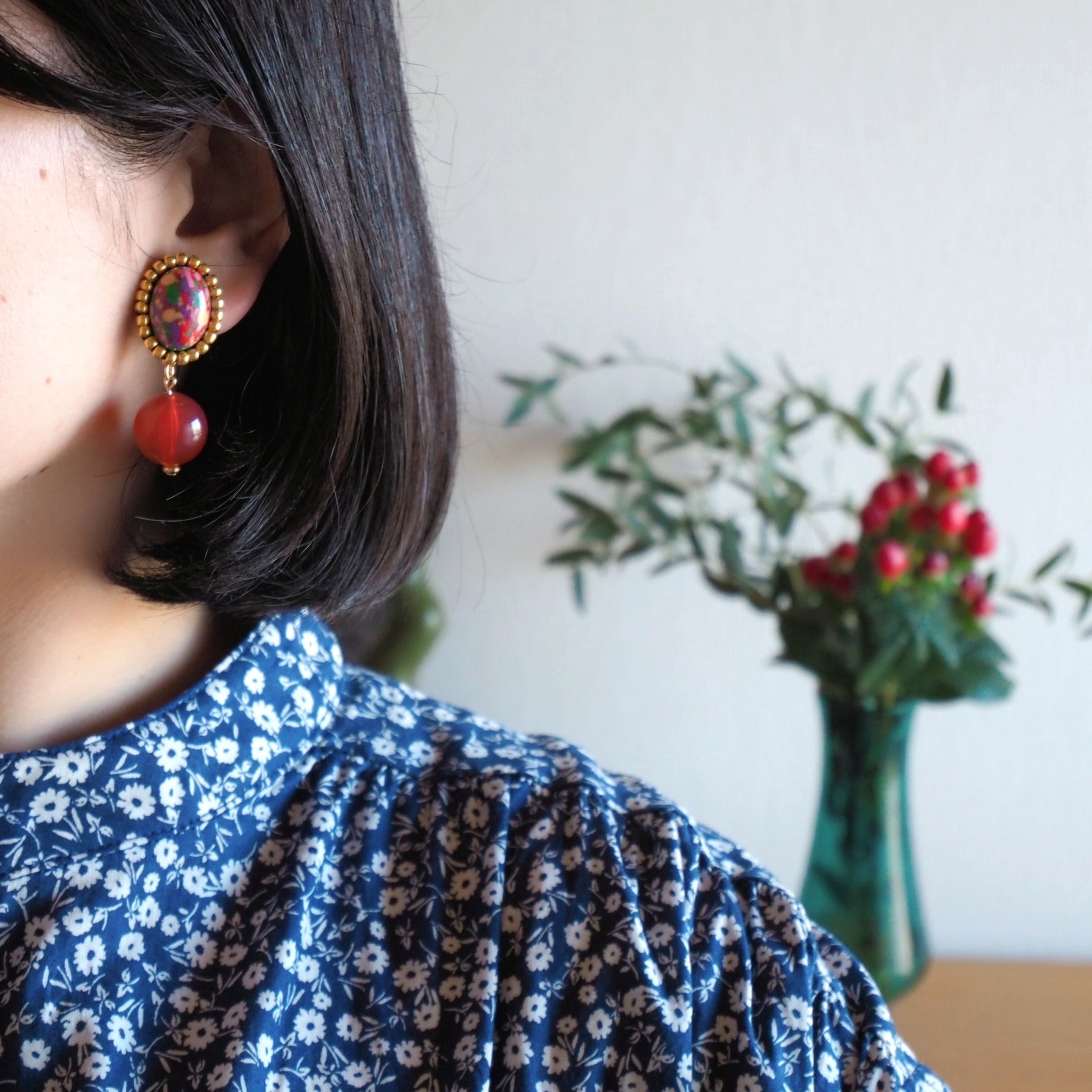 モザイクカボションとラウンドビーズのピアス/イヤリング（レッド