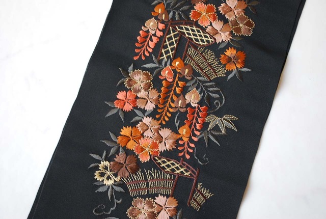 【半襟】蝶々　手刺繍半襟　黒地