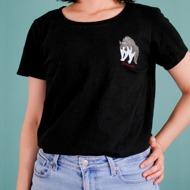 【グレーハチワレ猫】やんのかステップTシャツ（白・黒）
