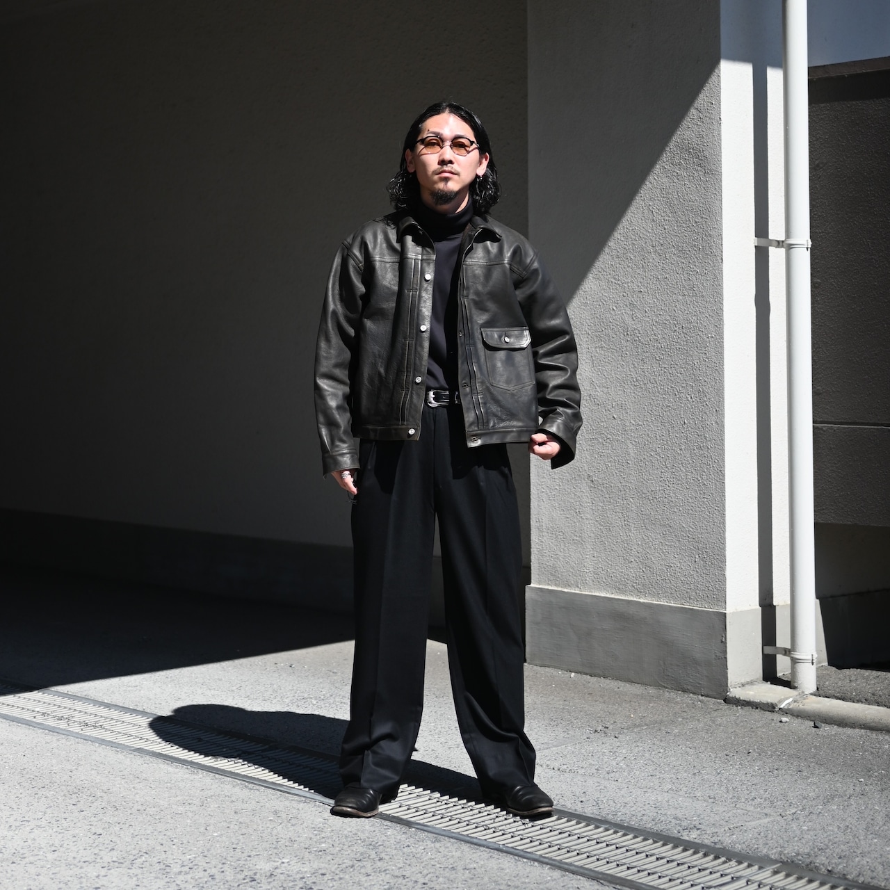 INTERIM / SUPER 120'S LIGHT WOOL FRANO WITH LEATHER PIPING 2-TUCK STRAIGHT SLACKS