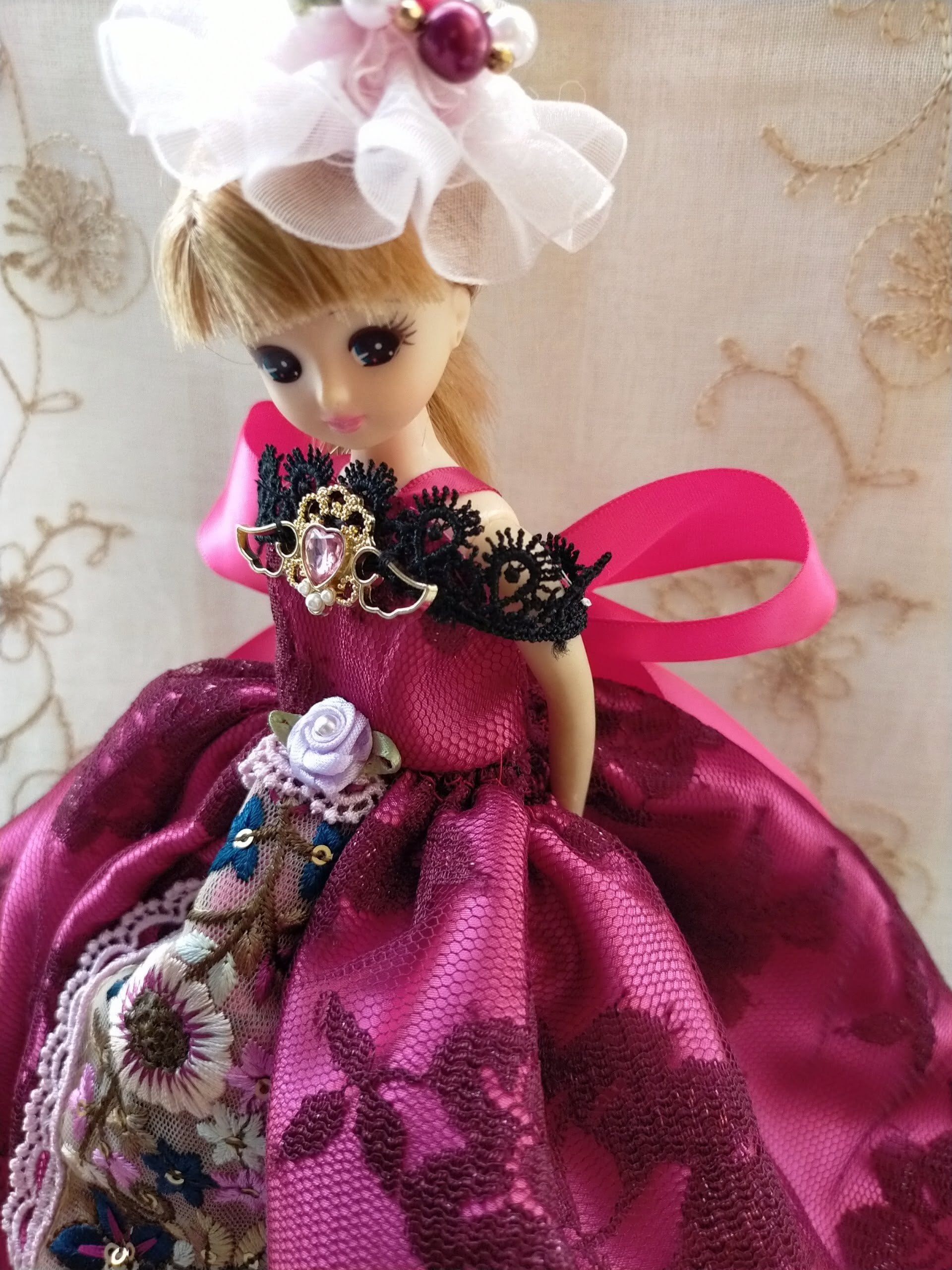 手作りピンク豚人形 花柄ドレス 手作りピンク豚人形 花柄ドレス ピンクの花装飾ドール