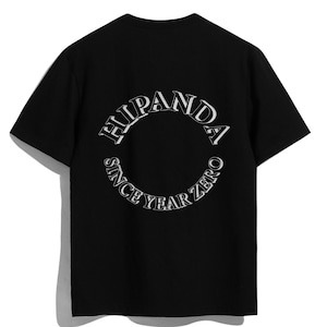 送料無料【HIPANDA ハイパンダ】メンズ チャームバッジ付 ドロップショルダー Tシャツ MEN'S DOLL HEAD BADGE DROP SHOULDER SHORT SLEEVED T-SHIRT / WHITE・BLACK