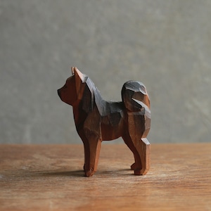 凛々しい立ち姿で、熱い視線を送る犬 1