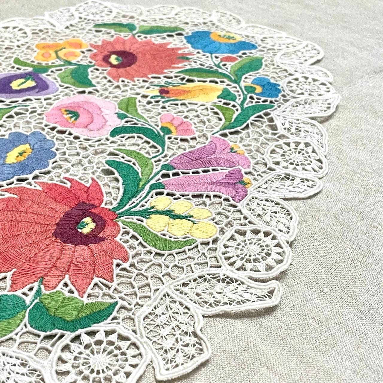 花柄レース テーブルセンター 楕円形 かわさ 花柄レース テーブルセンター 楕円形 かわさ