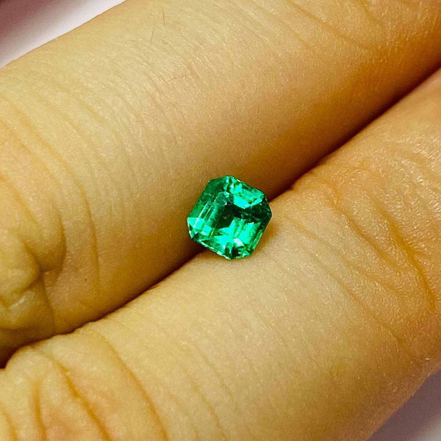 濃いエメラルド