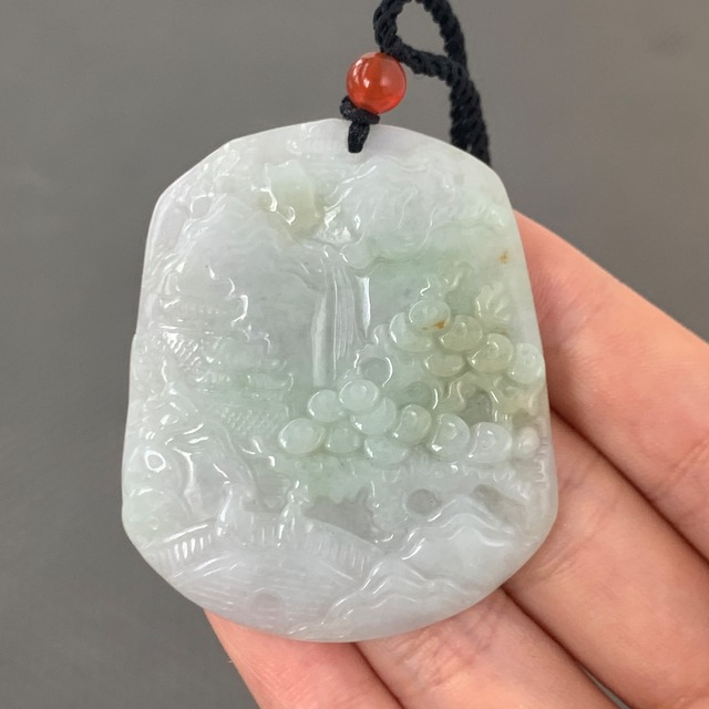 本翡翠ペンダント 山水 薄い緑 みずみずしい かわいい色合い 