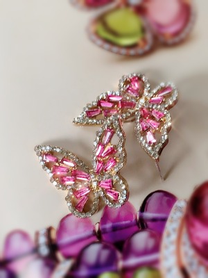 ピンクのキラメキ蝶ピアス（中）　 Pink glitter butterfly earrings (middle)