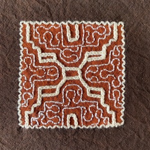 刺繍布コースターサイズ3 シピボ族の泥染め刺繍　先住民族の工芸　インテリア雑貨　額装