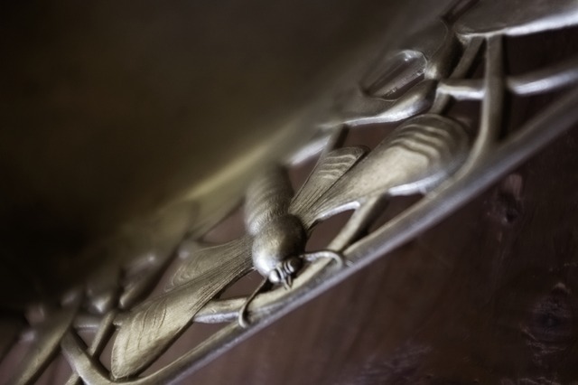 フランスアンティーク 1900s エタン製 23c 夜蝶と豆科のあるトレイ