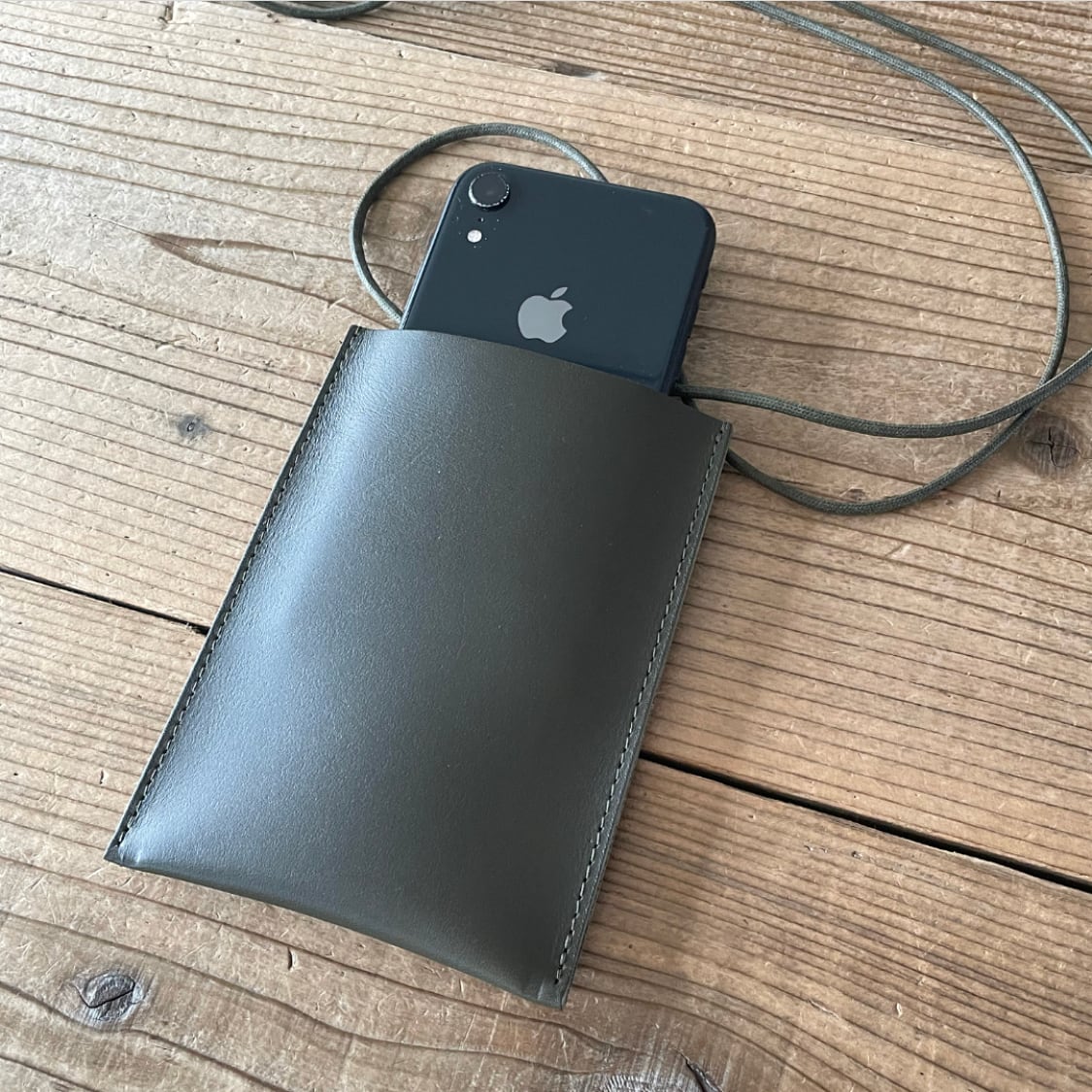 【美品】STILLBYHAND レザーネックポーチ 黒　ミニマリスト　男女兼用 STILL BY HAND】LEATHER NECK PORCH スティルバイハンド レザーネック