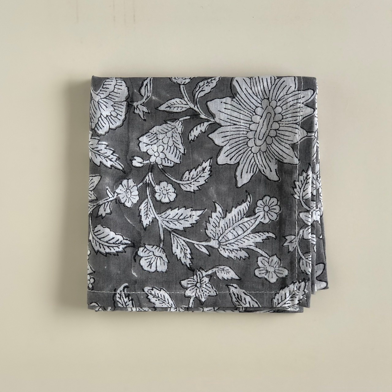 No.31 | インドの木版染めハンカチ | グレー 白花