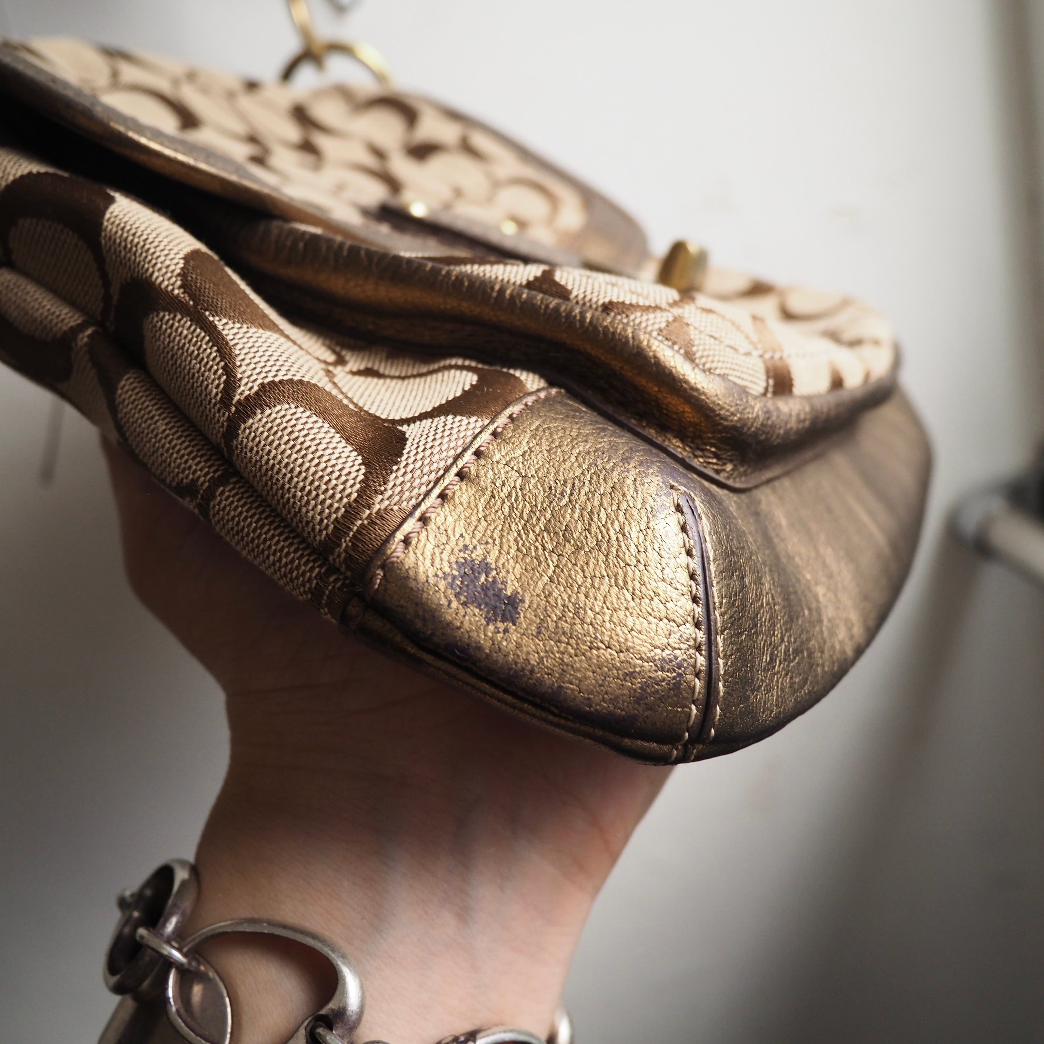 ” Coach ” Gold paint coating × signature textile Hand Bag