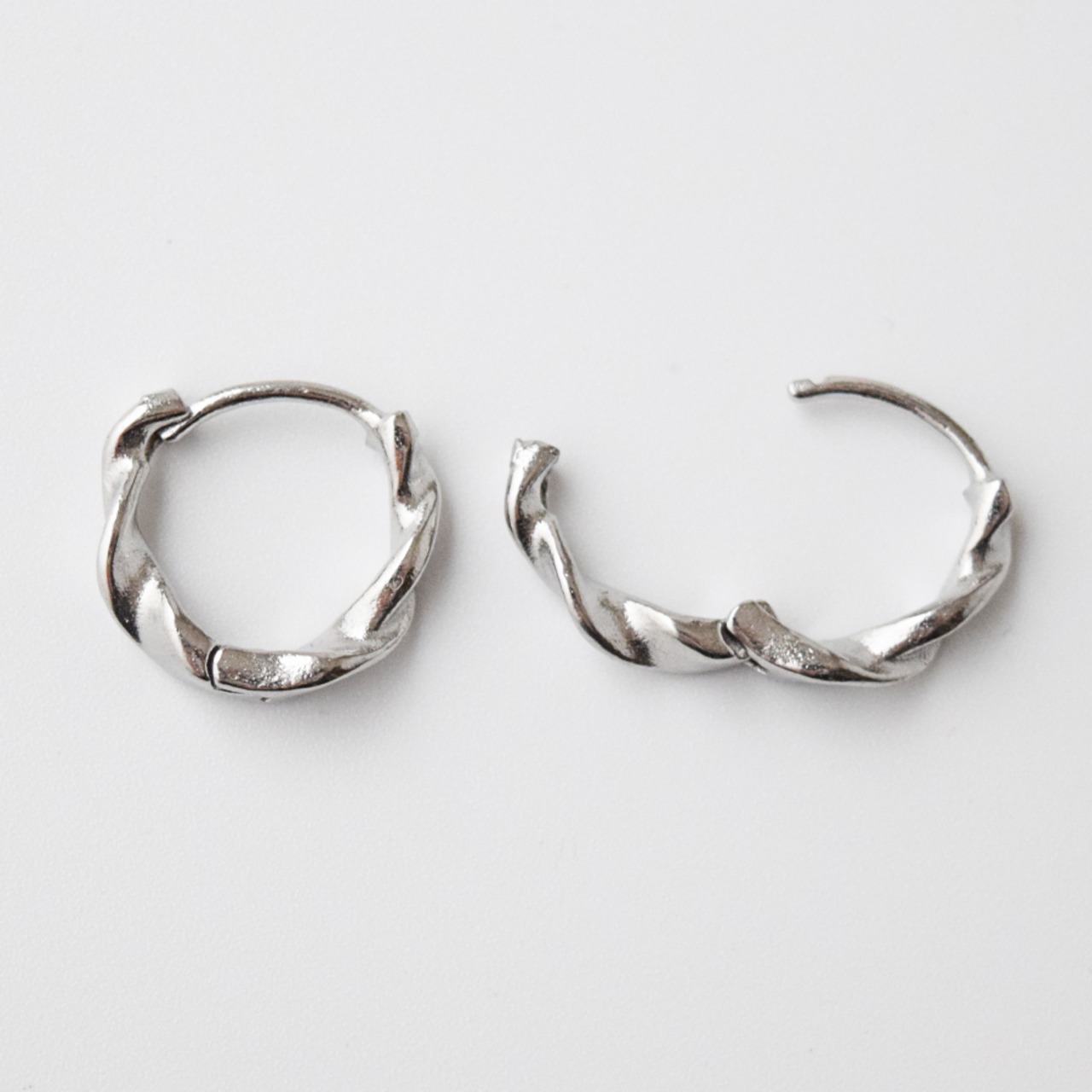 ステンレスマットツイストフープピアス