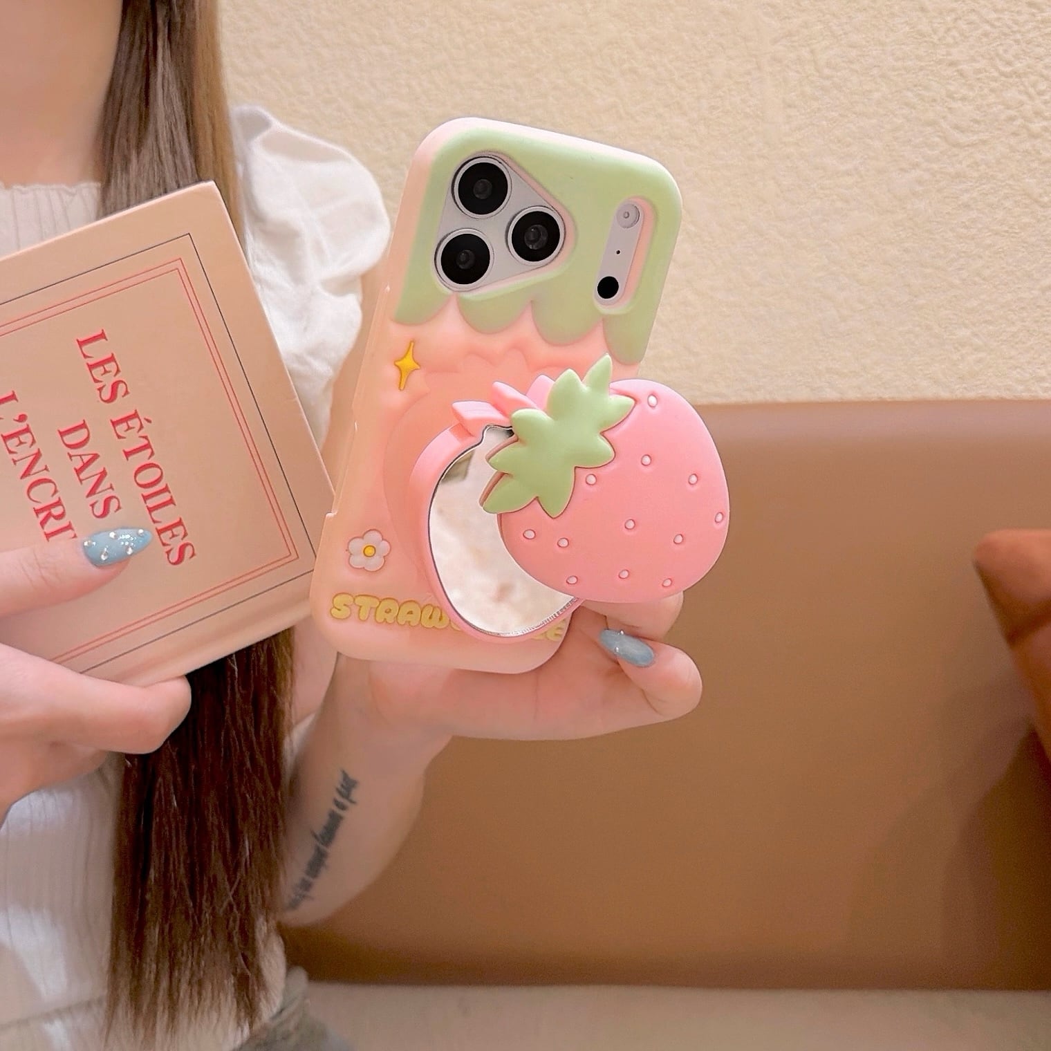ミラー付き イチゴ iPhone 17 16 ケース 可愛い いちご シリコン