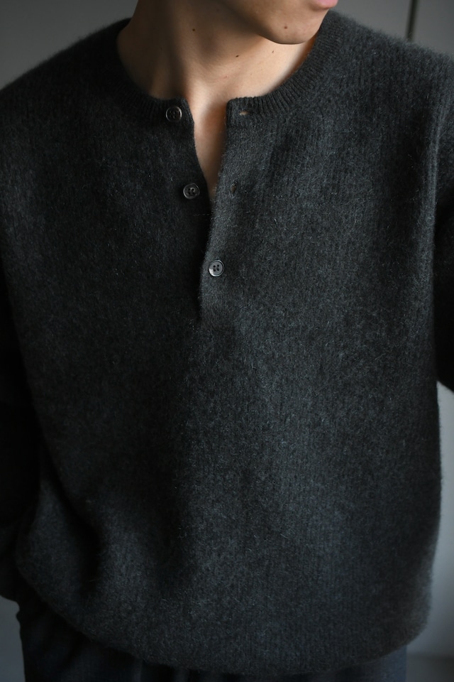 BATONER / CASHMERE FOX HENLEY NECK (Charcoal)