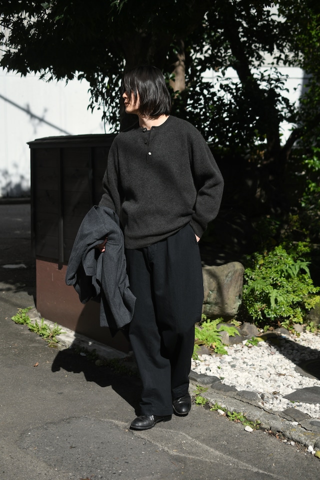 BATONER / CASHMERE FOX HENLEY NECK (Charcoal)