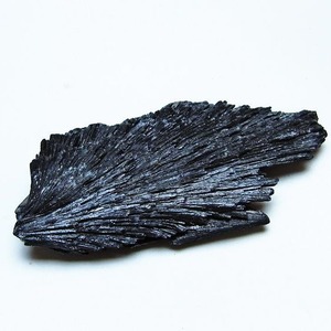 ブラック カイヤナイト 原石 一点物 171-7582