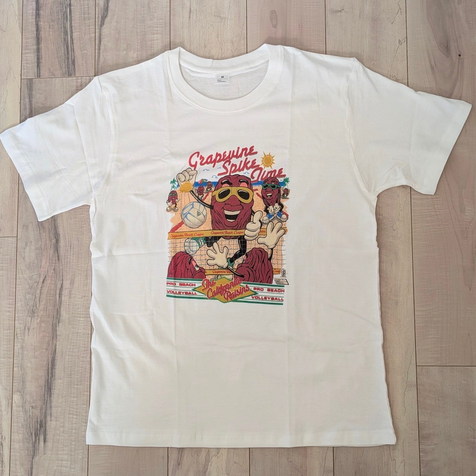 【 California Raisins( カリフォルニアレーズン )】『 Grapevine Spike Time 』/ Tシャツ / PRO BEACH VOLLEYBALL〚アメリカン雑貨 アメトイ〛