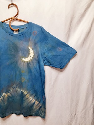 月と天の川・手染めのTシャツ(藍染&ベンガラ染め)