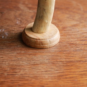 優雅に飛び立つ、木彫りのフクロウ