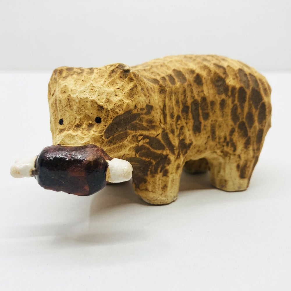 木彫り熊(まんが肉)の置き物 / すずきたまみ / 陶芸作品