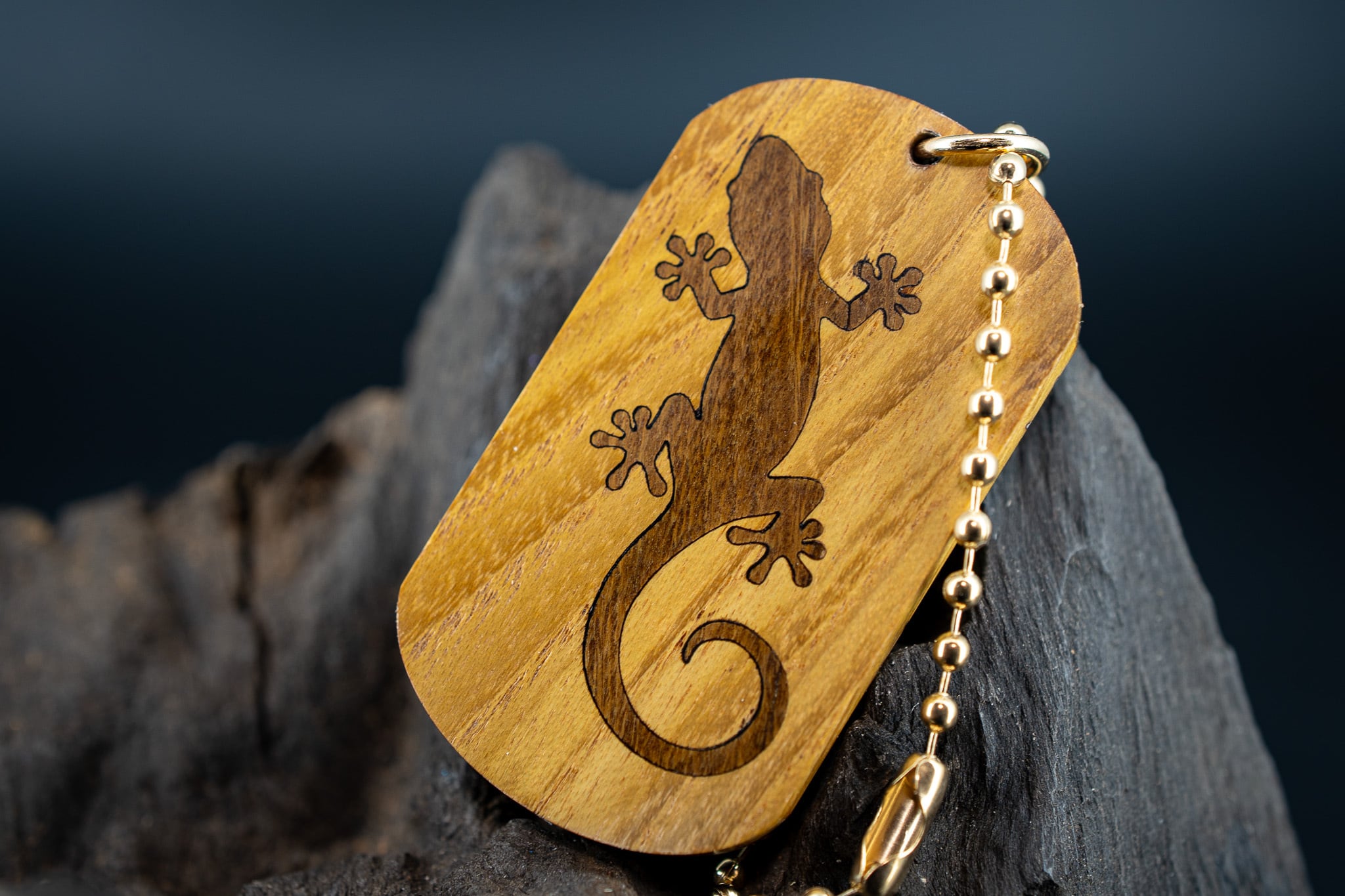 黄金の木】 御蔵島 金桑 ドッグタグ 象嵌 木登りトカゲ | 木軸ペン工房