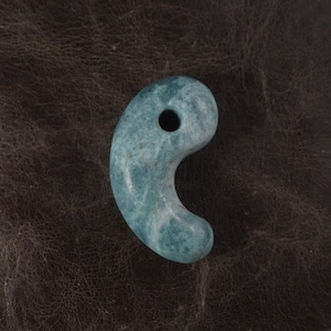 糸魚川翡翠 青翡翠 すみまがたま 勾玉  7.9g Blue Jadeite Slim Magatama