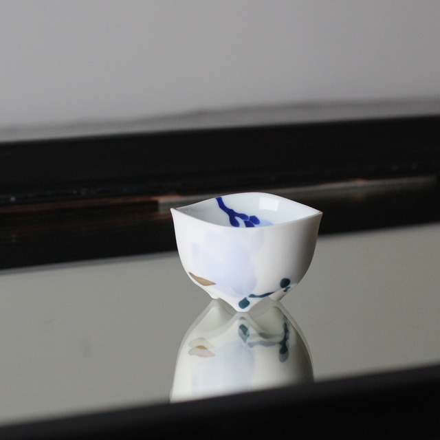 【加藤真雪】 木蓮 三脚ぐい呑　染付　