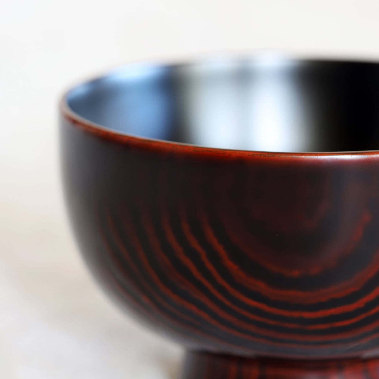 お味噌汁がたっぷり入るサイズ。漆の質感と自然な木目の味わいもある
