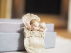 肩を組んだ双子ビスクドール　ガーゼの袋入り 画像4