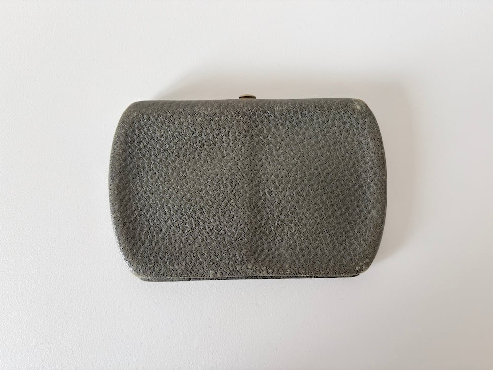 【FRANCE】1920年代のカーキ色のぺったんこポーチ/ A flat khaki pouch from the 1920s.