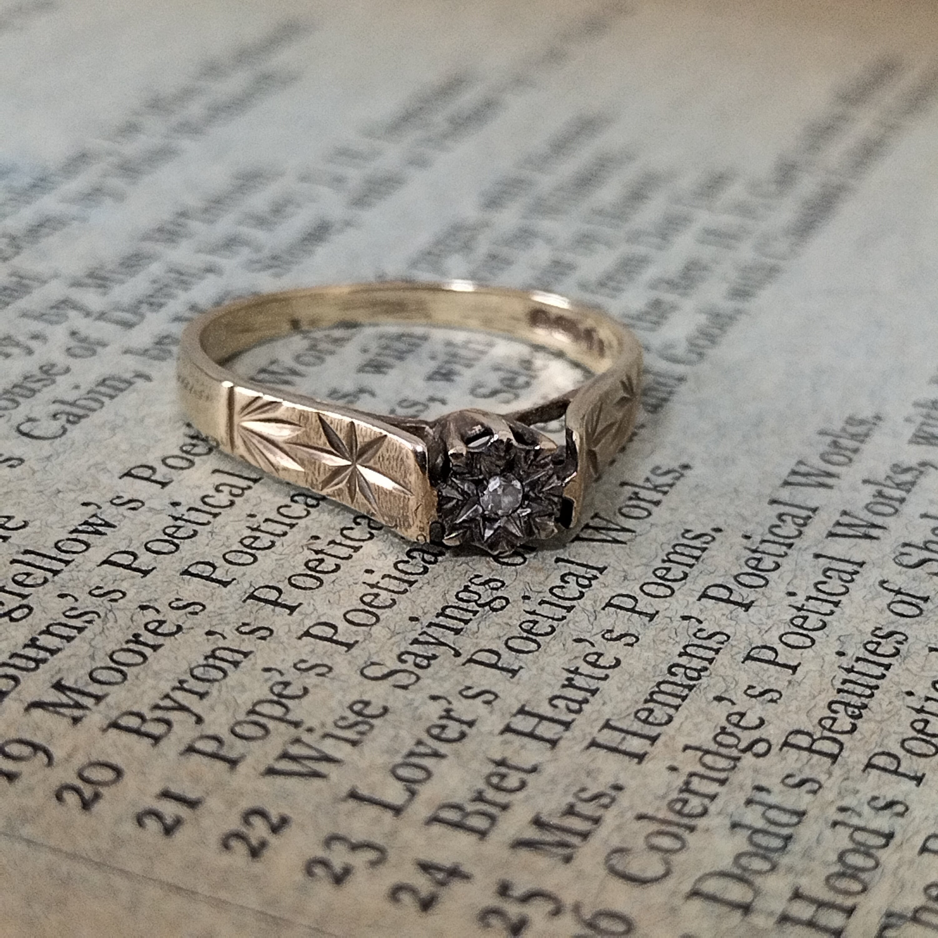 Vintage 9ct Gold and Diamond Ring 1978年UK