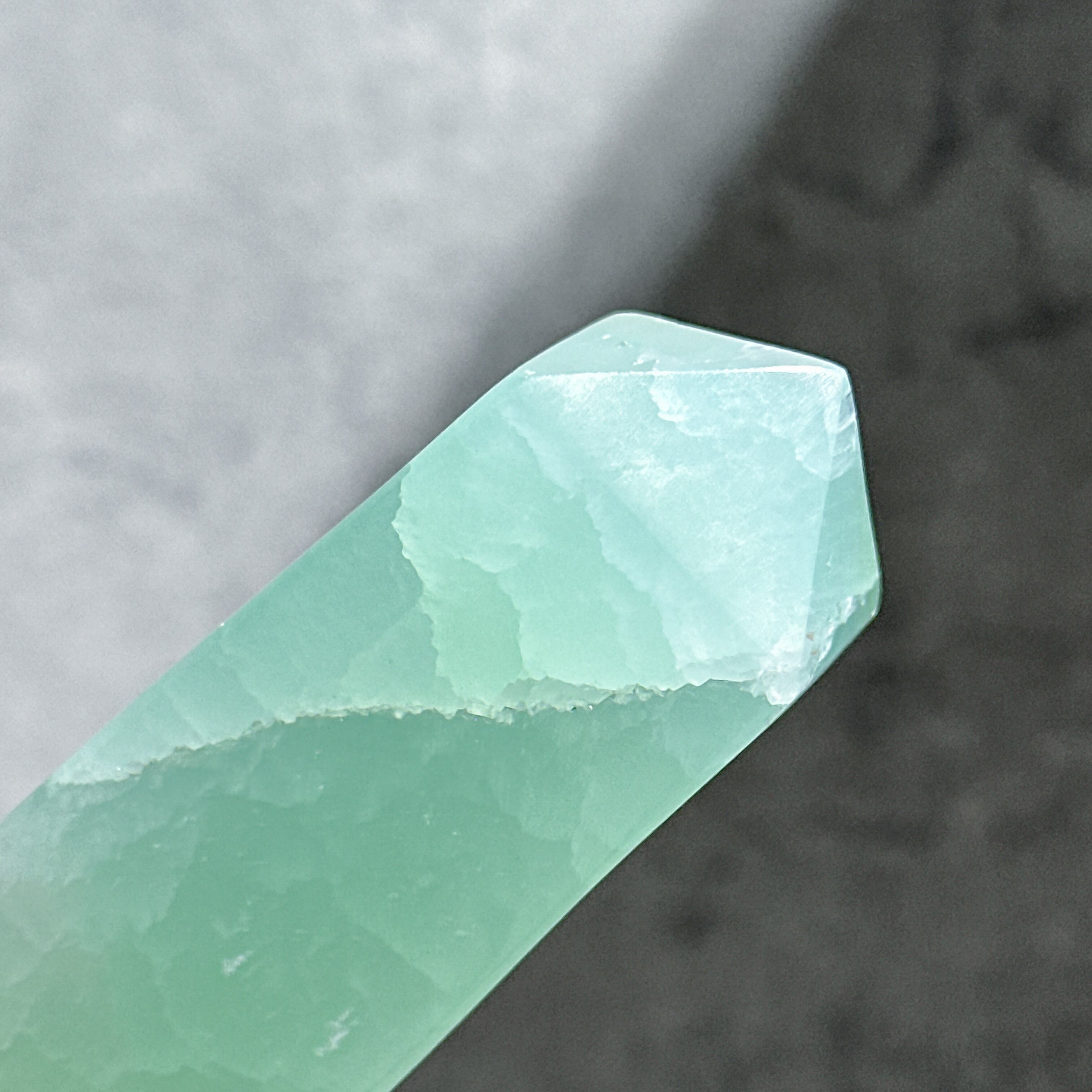 ピスタチオカルサイト タワー23◇Pistachio Calcite◇天然石・鉱物