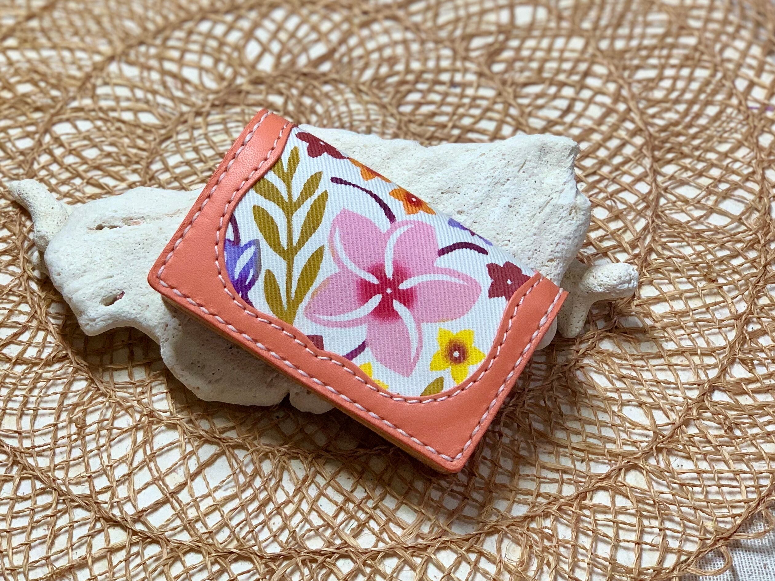 紅型カードケース　　（プルメイア柄）　　革　ピンク色