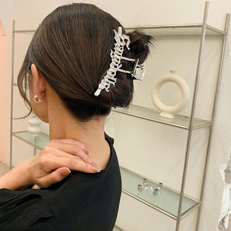 ちょっぴり辛口なデザイン♪ ロゴ ヘアクリップ バレッタ シルバー