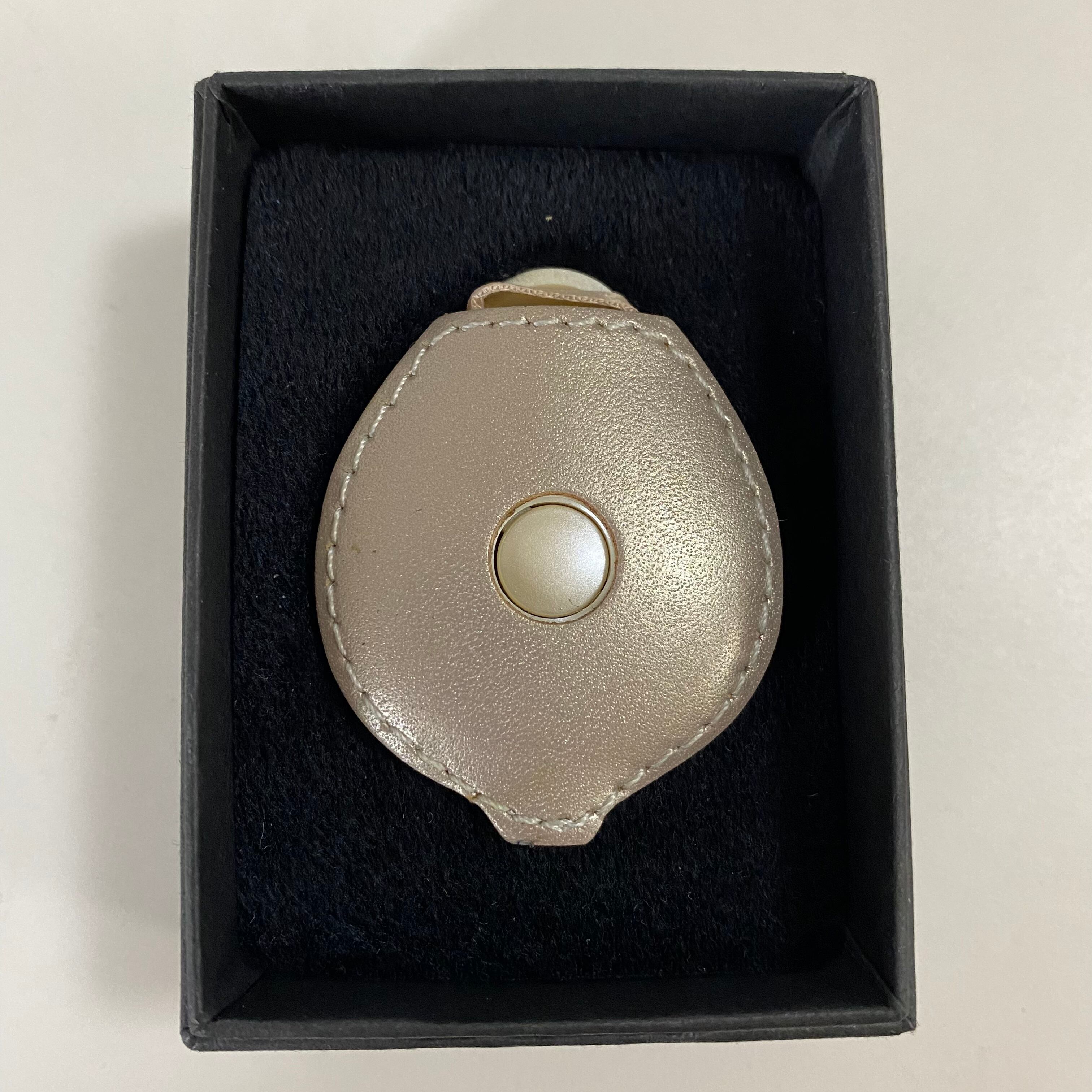 本革レザー Type A シャンパンゴールド 紐の長さ46cm ネックストラップ Decoputit デコプティ公式オンラインショップ 収納式ネックストラップ かわいい キラキラ雑貨 本革レザー Type A シャンパンゴールド 紐の長さ46cm ネックストラップ Decoputit デコプティ公式オンラインショップ 収納式ネックストラップ かわいい キラキラ雑貨