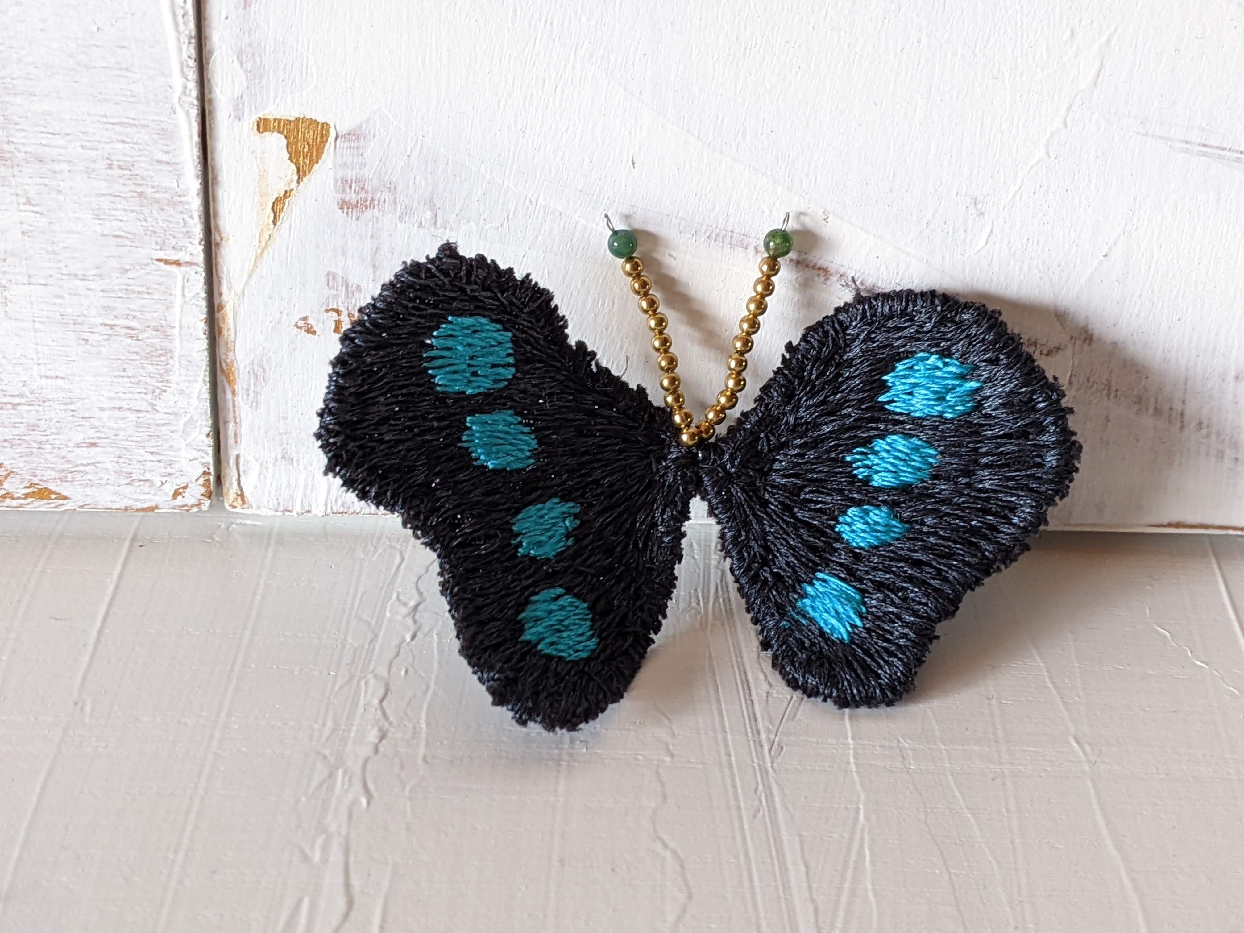 立体刺繍の蝶々ブローチ《アオスジアゲハ》 | みるまに-mirumani-