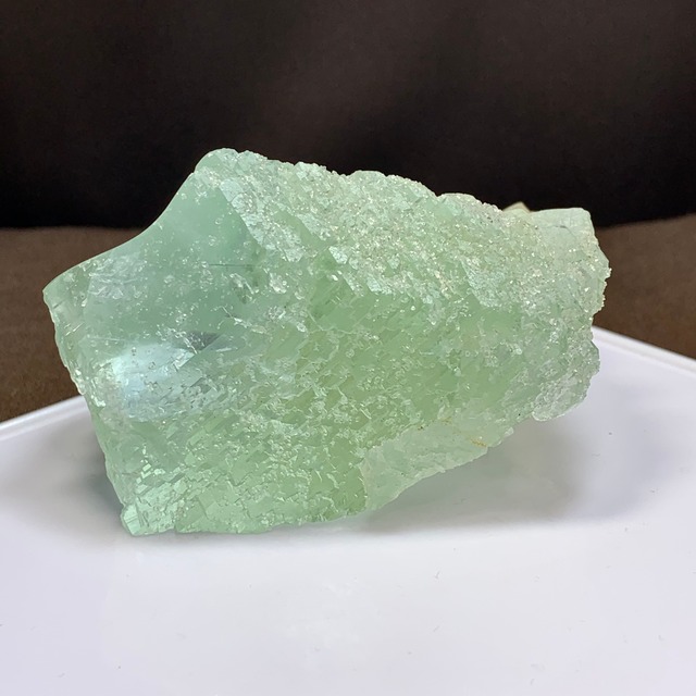 2.グリーンフローライト原石クラスターに住み着いているピンクオパールうさぎ