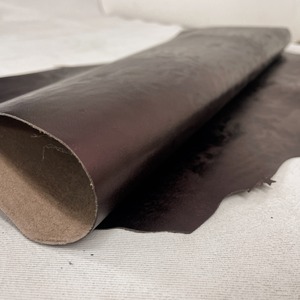 やぎ革　こいあかむらさき　型押し【約33ds / 約0.7mm厚】L11F-015