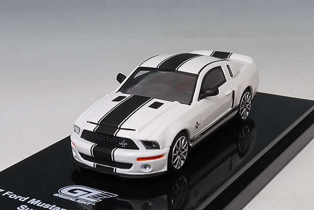 MOTORHELIX × GREEN LIGHT 　1/64 Ford Mustang Shelby GT500 Super Snake 2007 Performance White／フォード マスタング シェルビー GT500 スーパースネーク 2007 パフォーマンスホワイト 　GL-1251006A