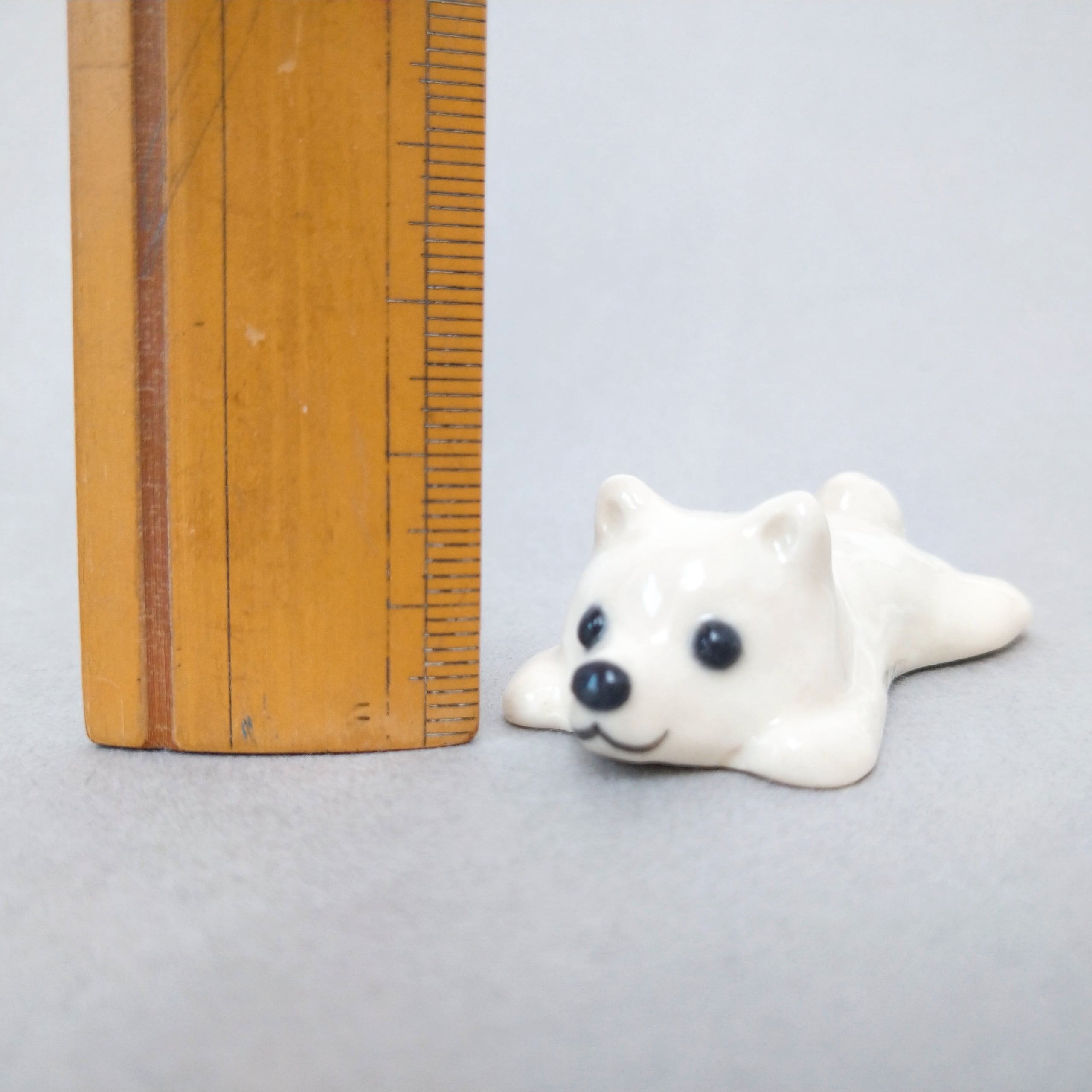 白い犬の箸置き(伏せ) | 陶器のことり