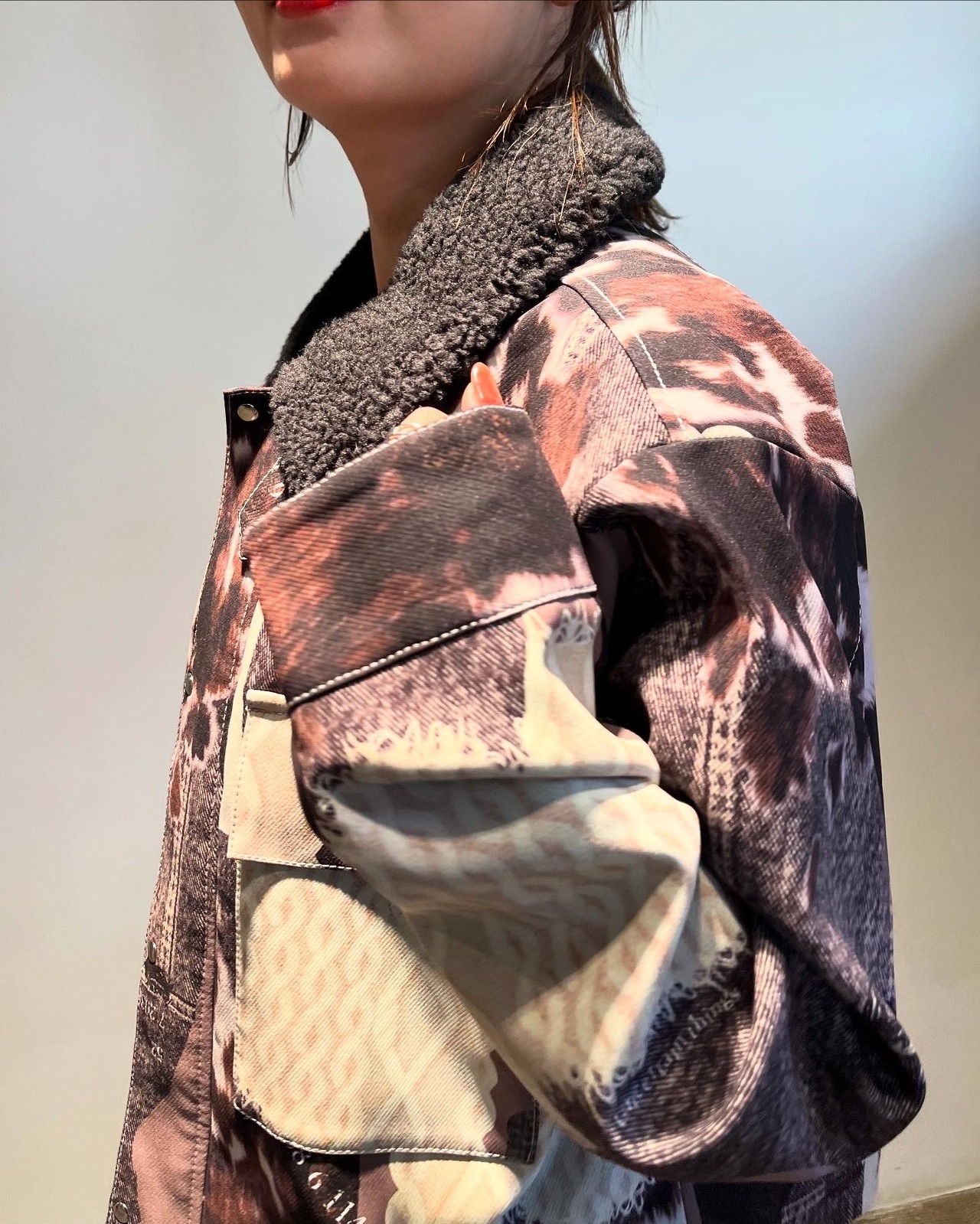 エイミーロウ  Eimee Law カウ柄デニムコラージュPtボアカラーJK