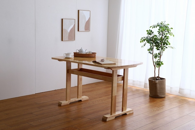 天然木の上質感とあたたかみ溢れる生活感を隠す棚を備えたダイニングテーブル