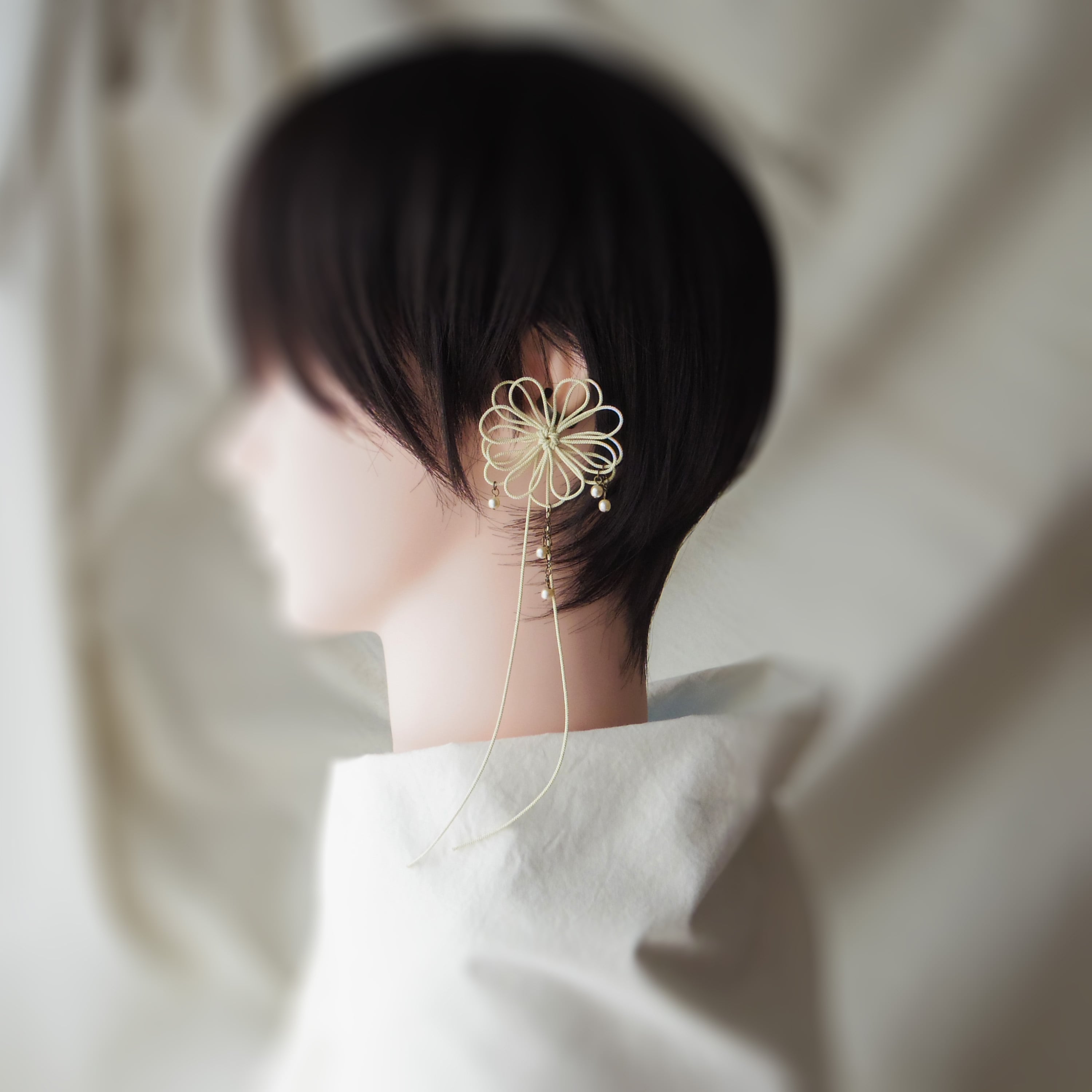 飾り結びかたっぽイヤーカフ「キミ在ル如ク」【軽量】+グラスパールで浴衣・着物・洋服に。
