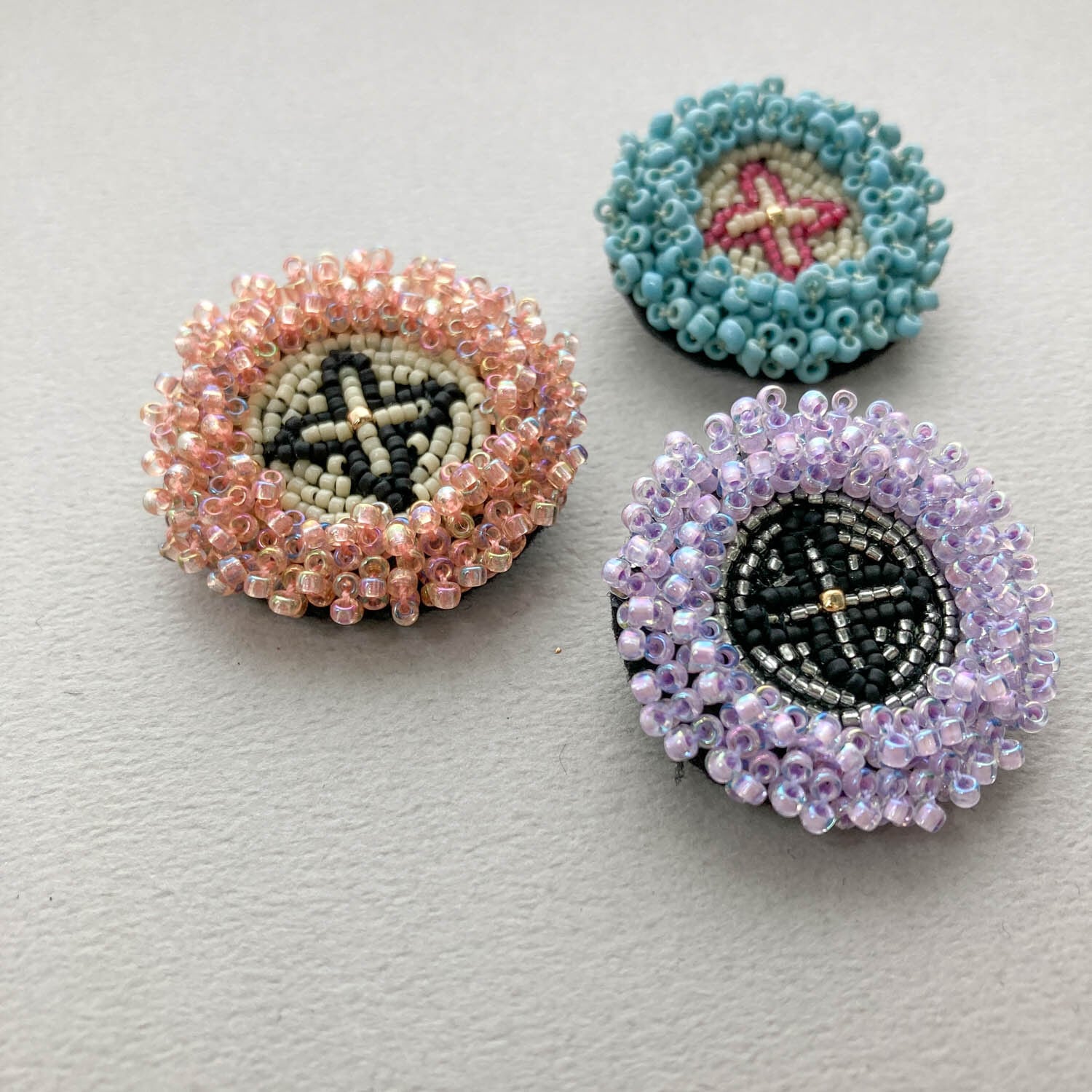 ビーズ刺繍のラウンドブローチ | Dua-アクセサリーパーツショップ