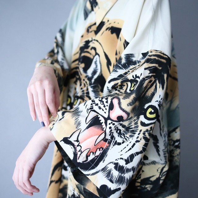 "虎" dynamic graphic super over silhouette h/s shirt