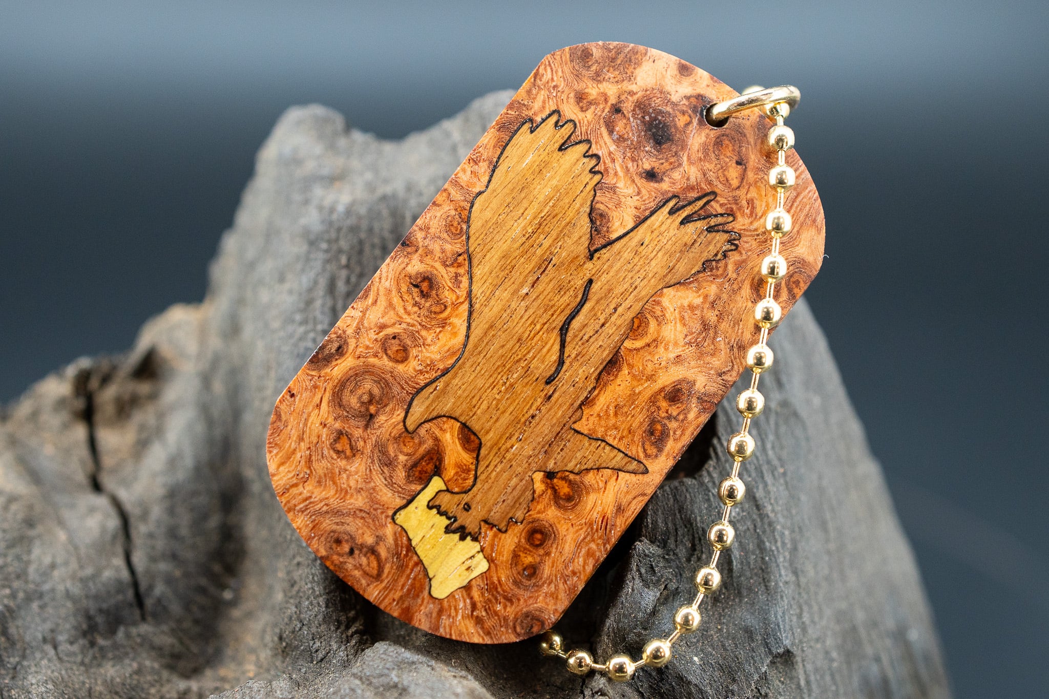 【朱色の銘木】 本花梨瘤 ドッグタグ 象嵌 トンビと油揚げ